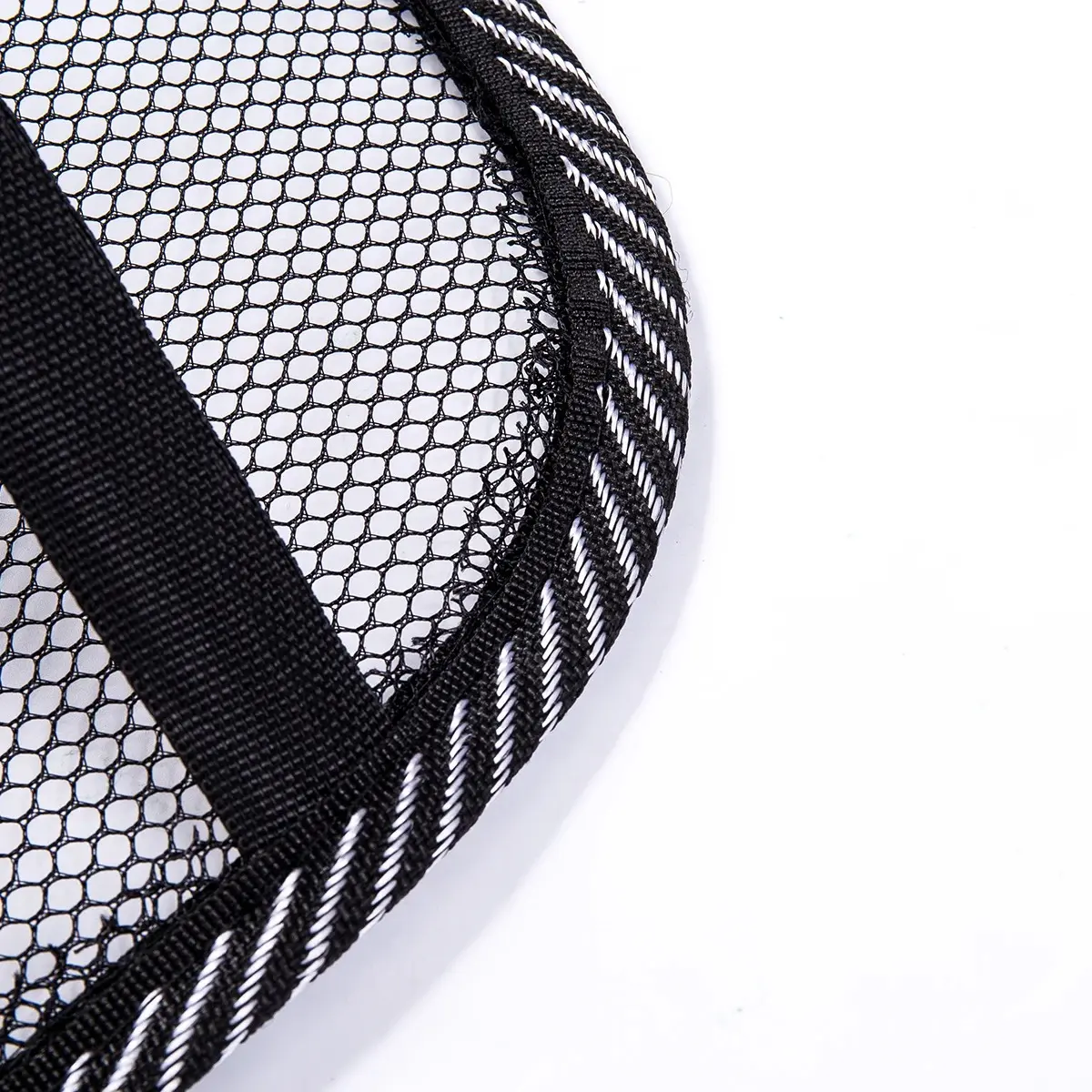 Cojín lumbar de malla negra con banda y borde blanco y negro, corrector de postura para espalda.