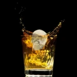 Molde calavera hielera Drop, splash de whisky con hielo en forma de calavera.