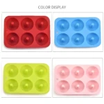 Set de 3 moldes de silicona para mini donas en colores rojo, azul y verde.