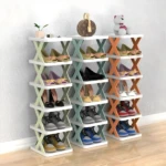 Organizador de zapatos multiestante de 4 niveles con variedad de calzado y accesorios decorativos.