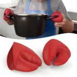 Guantes de silicona rojos para agarrar ollas calientes sin quemarse.