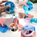 Pastillero semanal giratorio azul con compartimentos para organizar medicamentos.