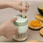 Picador eléctrico de verduras cortando fideos de calabacín para cocina.