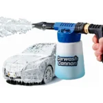 Pistola de espuma para lavado de autos que rocía espuma densa sobre un vehículo blanco cubierto de jabón.