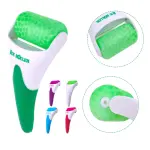 Rodillo de crioterapia facial con rodillo verde texturizado y mango ergonómico.