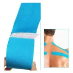 Cinta kinesiológica azul terapéutica aplicada en hombro y cuello para alivio de lesiones.