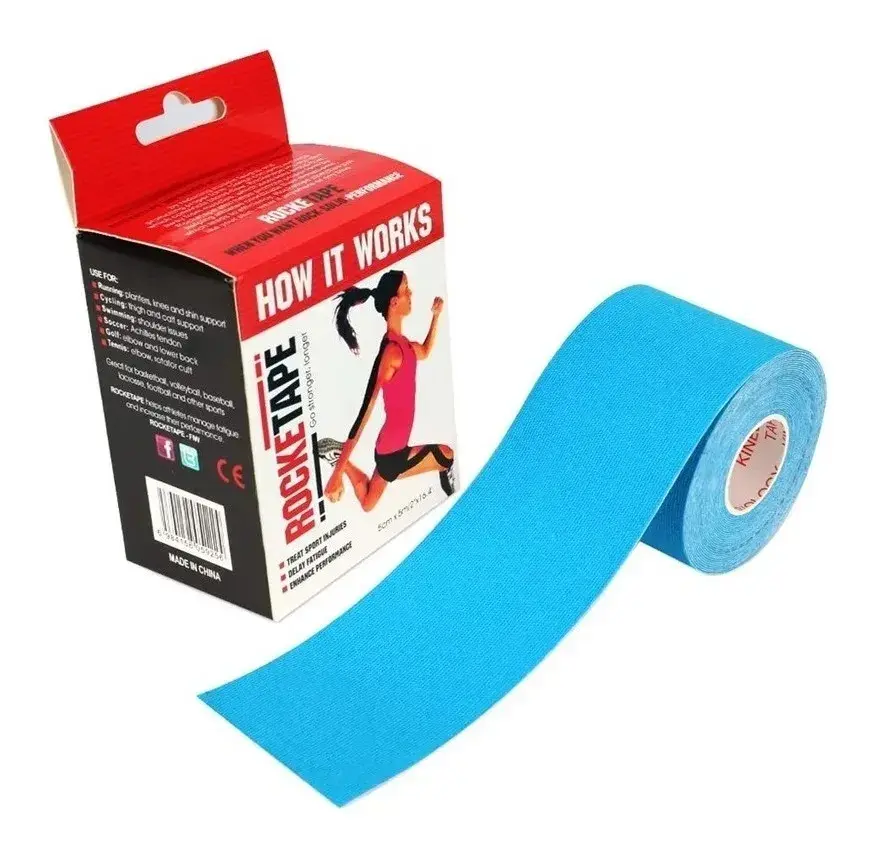 Rollo de cinta kinesiológica azul Rocktape para deporte y terapia, alivia lesiones y mejora rendimiento.