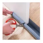 Tira de sellado de puerta tope: corta con tijeras el protector inferior de espuma para puerta.