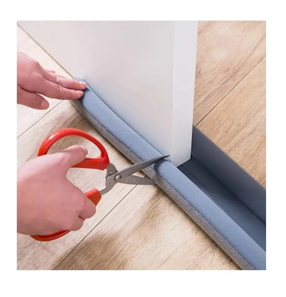 Tira de sellado de puerta tope: corta con tijeras el protector inferior de espuma para puerta.