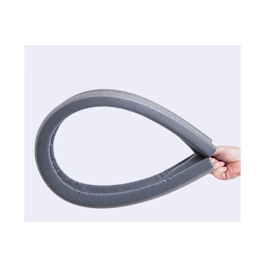 Tira de sellado para puerta color gris, flexible y aislante, que detiene el paso del aire.