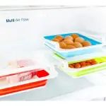 Bandeja organizadora para nevera con huevos y tomates, ideal para refrigerador.