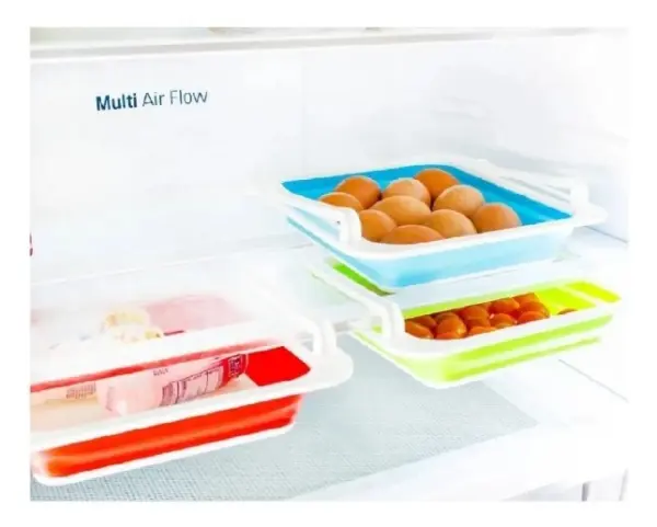 Bandeja organizadora para nevera con huevos y tomates, ideal para refrigerador.