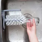 Cepillo doble para limpiar vasos en el lavaplatos, con ventosas y cerdas.