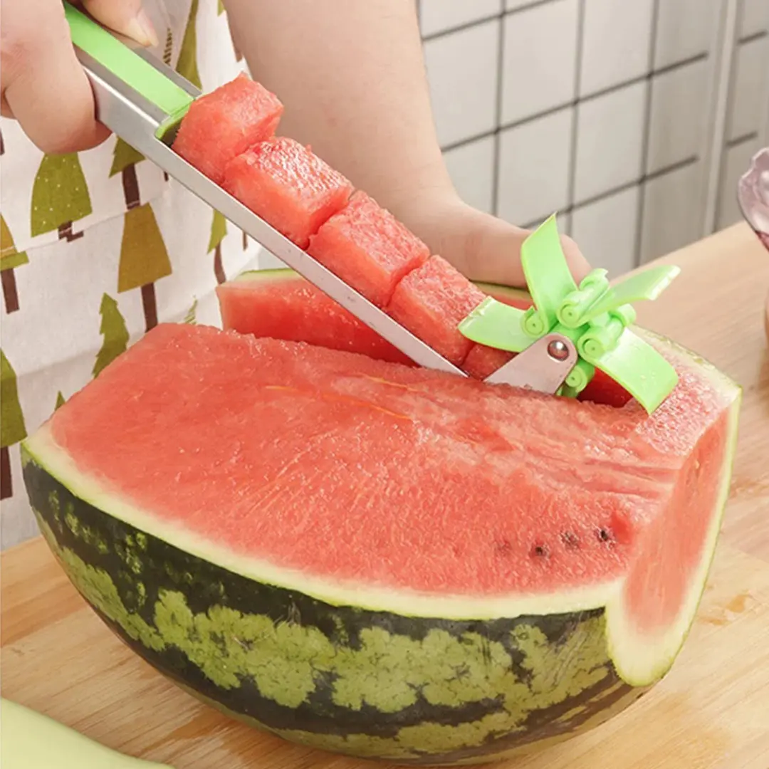 Cortador de frutas para cortar sandía en cubos de forma rápida y segura.
