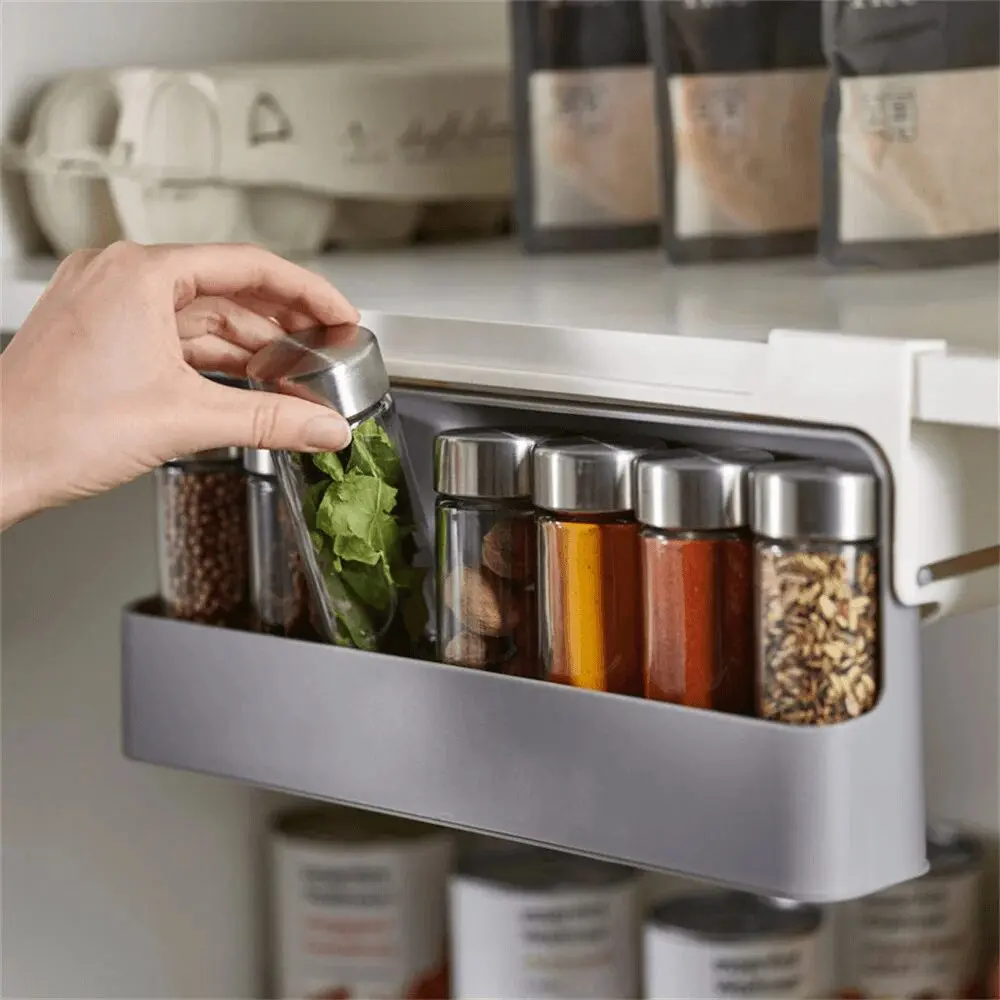 Kit organizador multiusos 7 en 1 con especias en frascos de vidrio, colgado en repisa.