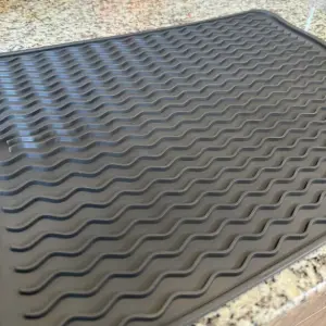 Silicona multiusos de cocina Gourmet con diseño ondulado gris para secar platos.