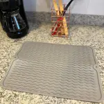 Alfombrilla de silicona multiusos para escurrir platos en cocina, color gris.
