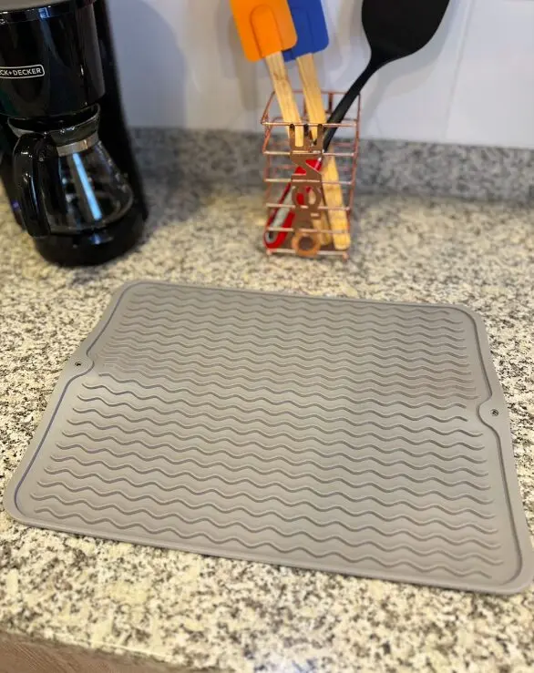 Alfombrilla de silicona multiusos para escurrir platos en cocina, color gris.