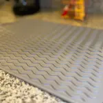 Alfombrilla de silicona multiusos para escurrir platos en cocina Gourmet, con diseño ondulado.