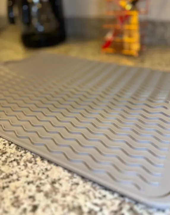 Alfombrilla de silicona multiusos para escurrir platos en cocina Gourmet, con diseño ondulado.