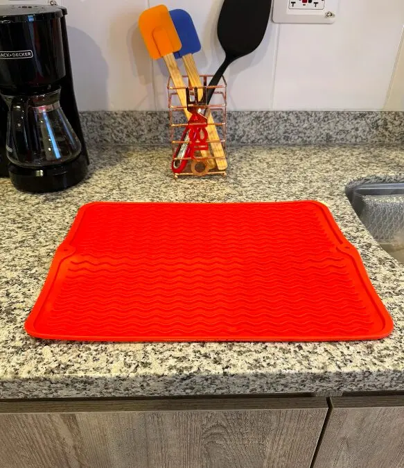 Alfombra de silicona roja multiusos para secar platos y proteger superficies de cocina.