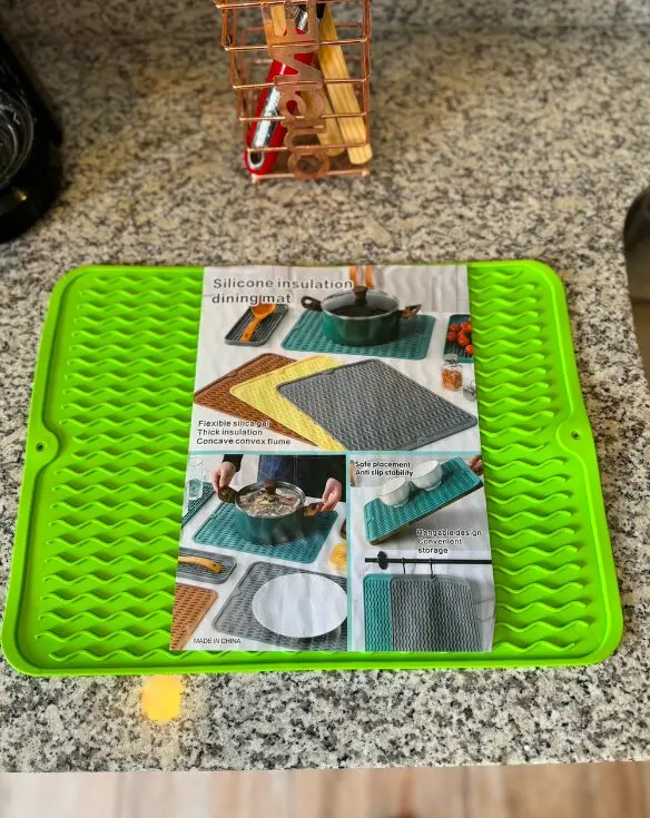 Alfombrilla de silicona multiusos verde para cocina y comedor, aislamiento térmico.