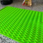 Tapete de silicona multiusos verde Gourmet para secar platos, con diseño texturizado.