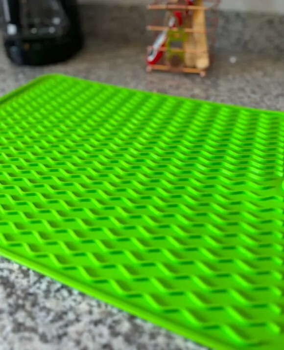 Tapete de silicona multiusos verde Gourmet para secar platos, con diseño texturizado.