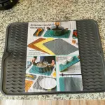 Alfombra de silicona multiusos Gourmet en gris oscuro para cocina.