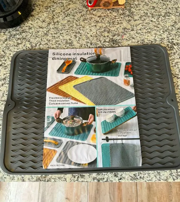 Alfombra de silicona multiusos Gourmet en gris oscuro para cocina.