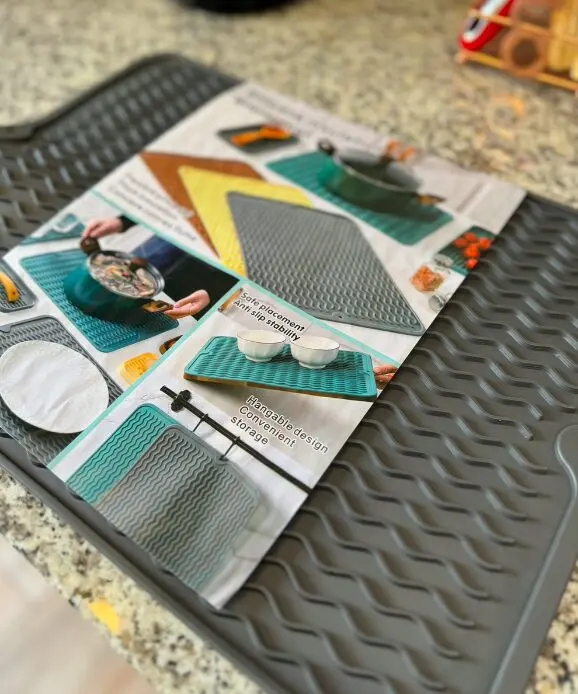 Silicona multiusos de cocina Gourmet gris, ideal para secar platos y proteger superficies.
