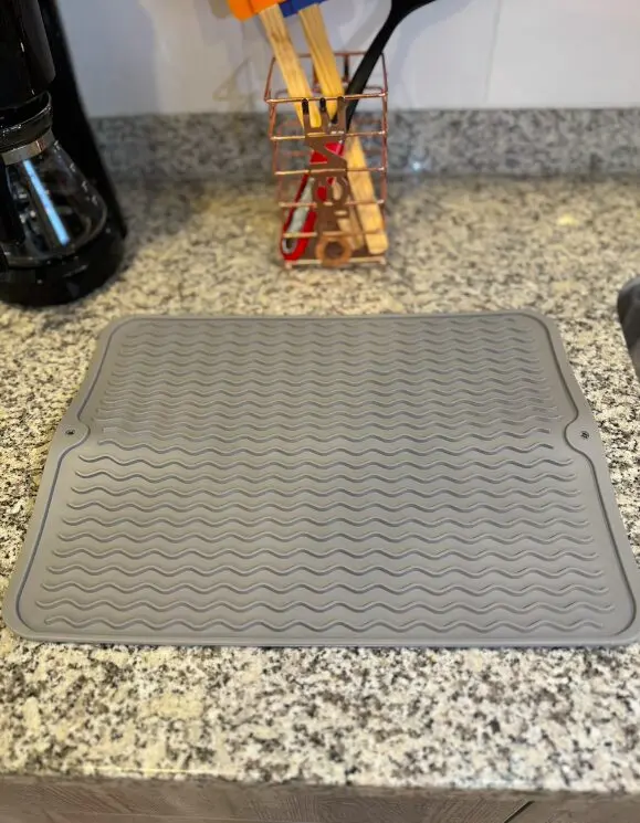 Alfombrilla de silicona multiusos para secar platos de cocina Gourmet, gris ondulado.