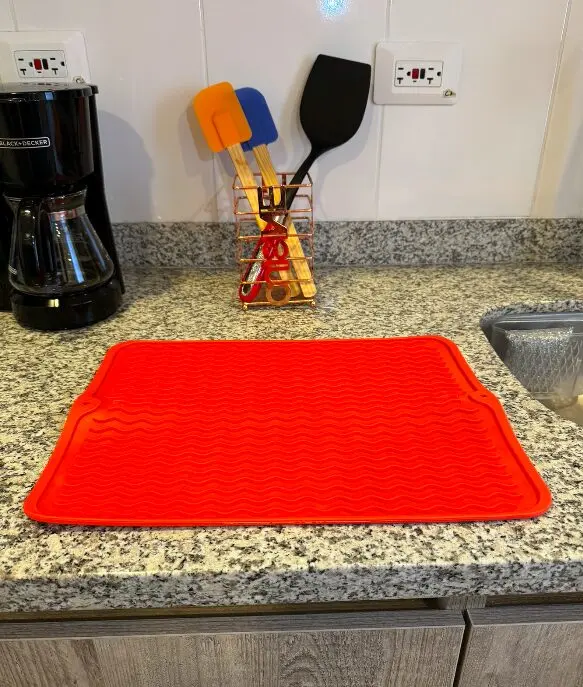 Tapete de silicona multiusos rojo para cocina gourmet, ideal para secar platos y proteger superficies.