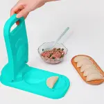 Molde para empanadas fácil de usar con relleno de carne y empanadas listas para cocinar.