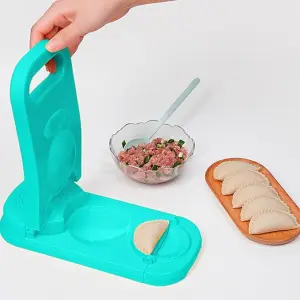 Molde para empanadas fácil de usar con relleno de carne y empanadas listas para cocinar.