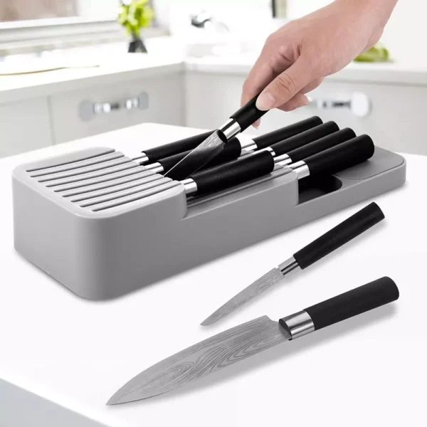 Organizador de cuchillos moderno gris con asas negras, cuchillos de acero damasco en primer plano y en bloque.