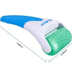Rodillo masajeador crioterapia frío facial azul y blanco con cabezal verde texturizado de 7.48 x 3.34 pulgadas.