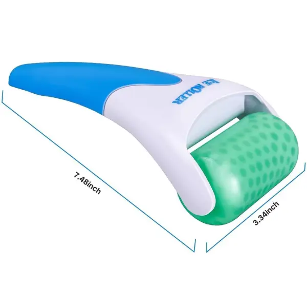 Rodillo masajeador crioterapia frío facial azul y blanco con cabezal verde texturizado de 7.48 x 3.34 pulgadas.