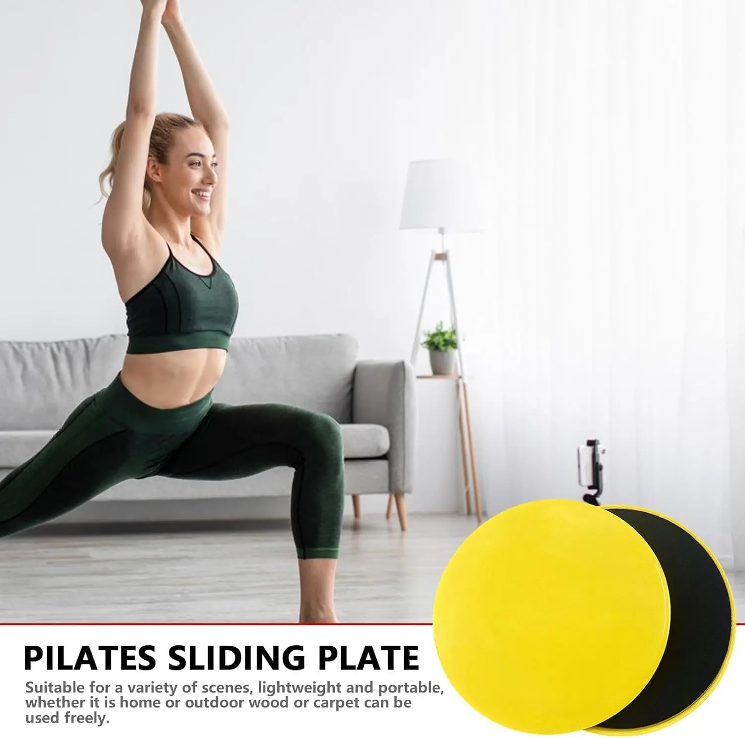 Mujer haciendo yoga con discos deslizadores amarillos para entrenamiento en casa.