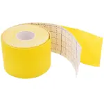 Rollo de cinta kinesiológica terapéutica color amarillo para lesiones, con guía de corte en papel protector.