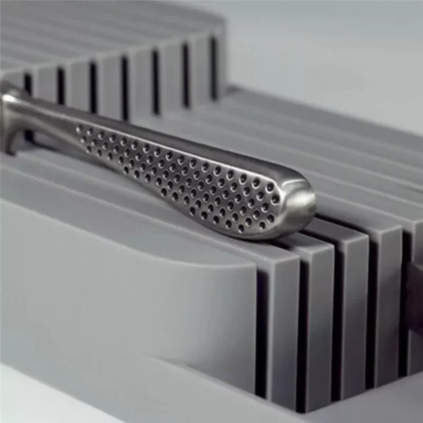 Organizador de cuchillos de cocina moderno con mango de acero inoxidable perforado.