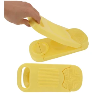 Molde para empanadas amarillo en mano, utensilio de cocina fácil de usar.