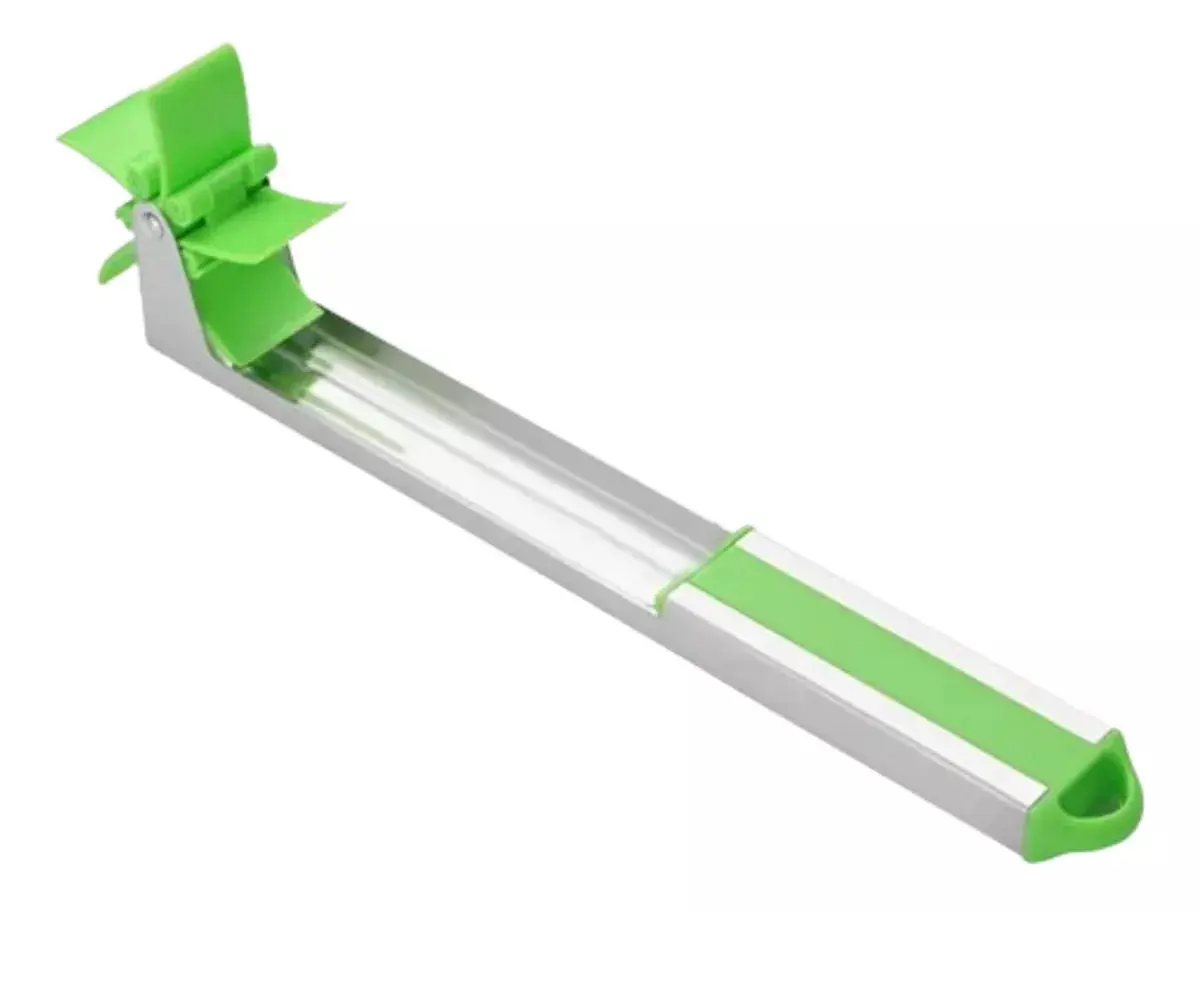 Cortador de frutas con mango de metal y detalles en verde, ideal para melón.