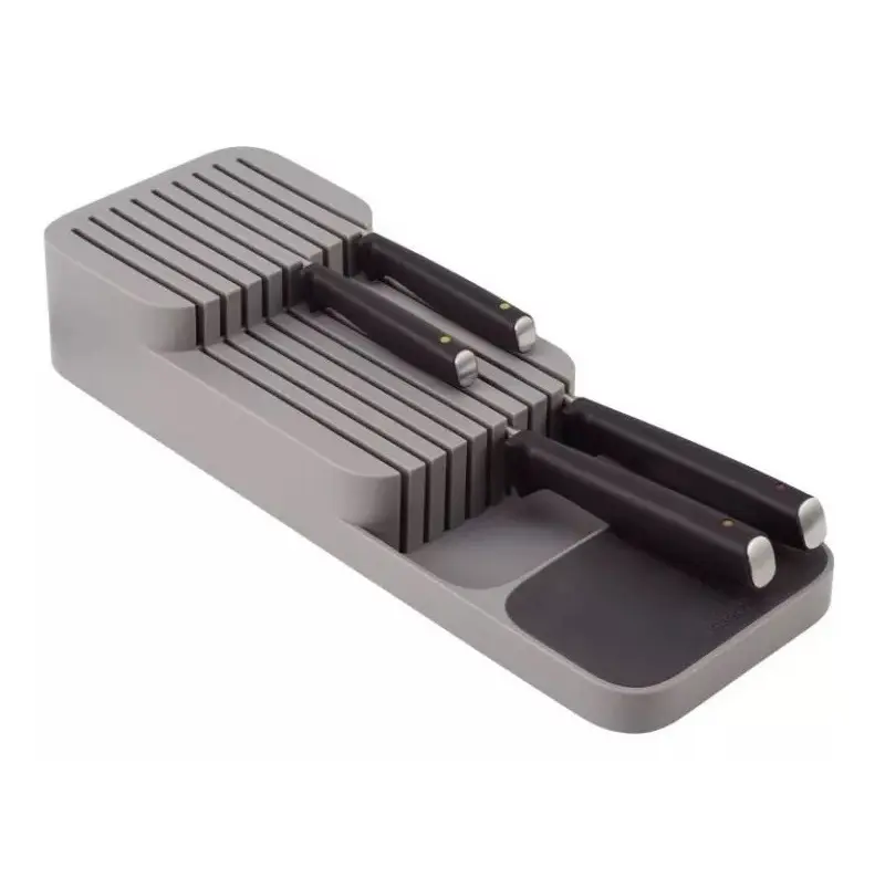 Organizador de cuchillos gris con 5 cuchillos negros en ranuras individuales, para cajón de cocina.