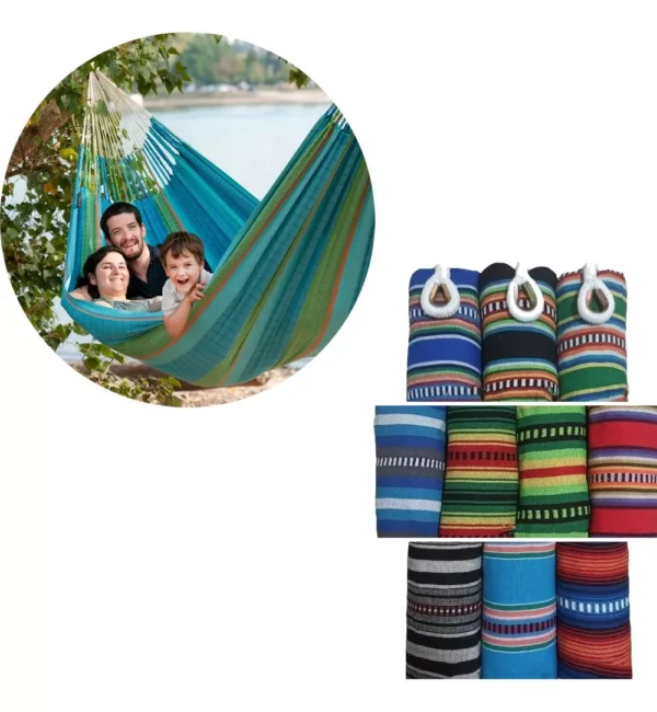 Hamaca de líneas multicolor para dos personas en la naturaleza con sacos de dormir enrollados.