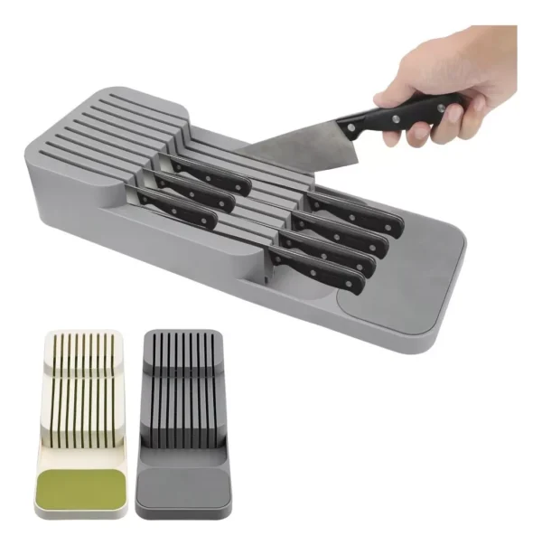 Organizador de cuchillos gris con ranuras para guardarlos en un cajón, se muestra uno con un cuchillo.