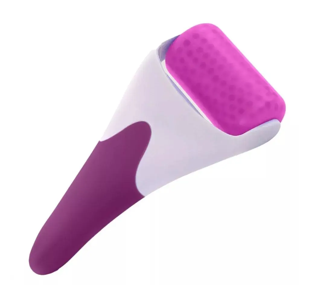Rodillo masajeador de crioterapia frío facial morado con textura hexagonal.
