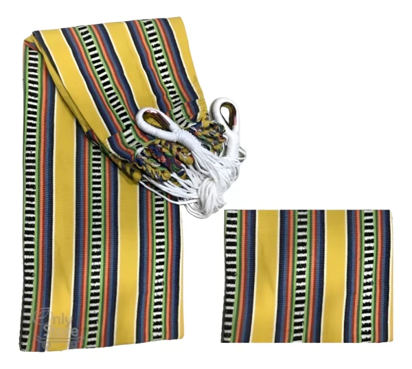 Hamaca a rayas multicolor con cuerdas blancas y ganchos, tela vibrante para exteriores.