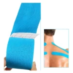 Cinta kinesiológica azul terapéutica para lesiones, vista de cerca y aplicación en hombro.