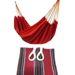 Hamaca de líneas múltiples en colores rojo y café, con bolsa de tela a juego.